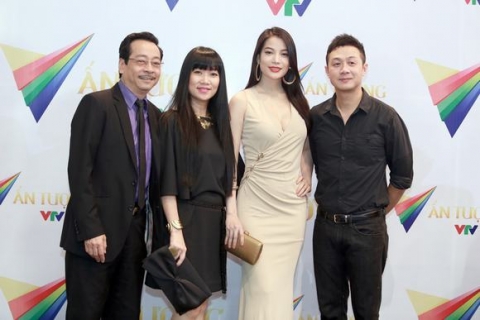 truong-ngoc-anh-dep-long-lay-tren-tham-do-le-trao-giai-an-tuong-vtv10