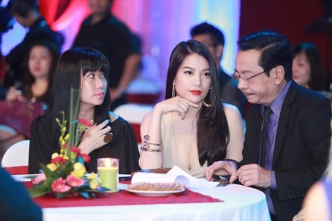 truong-ngoc-anh-dep-long-lay-tren-tham-do-le-trao-giai-an-tuong-vtv13