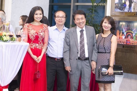 truong-ngoc-anh-dep-long-lay-tren-tham-do-le-trao-giai-an-tuong-vtv8