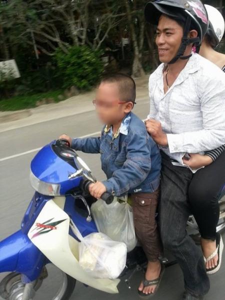 be-5-tuoi-cho-2-nguoi-lon-1