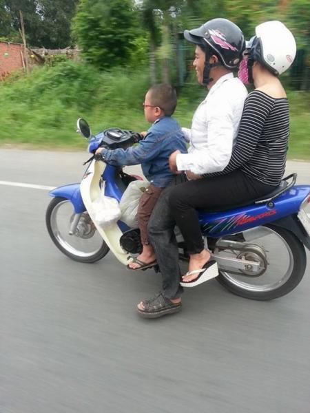 be-5-tuoi-cho-2-nguoi-lon-2