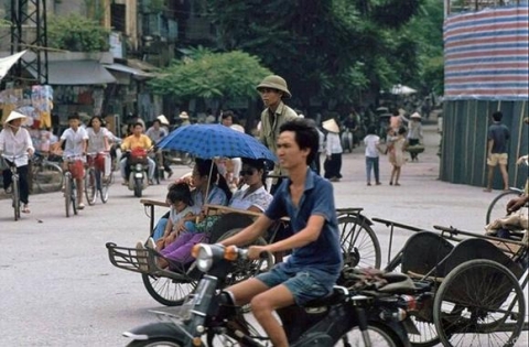 hinh-anh-doc-ve-ha-noi-nam-1991-qua-ong-kinh-nguoi-duc3