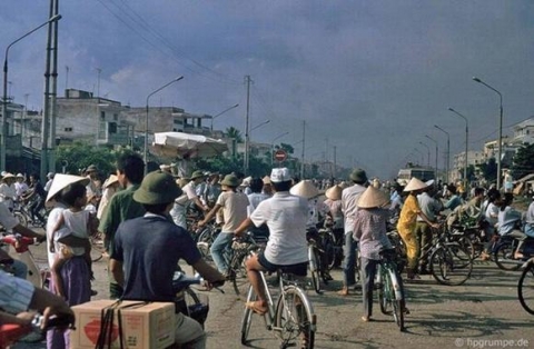 hinh-anh-doc-ve-ha-noi-nam-1991-qua-ong-kinh-nguoi-duc7