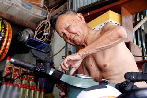 cu-ong-85-tuoi-di-phuot