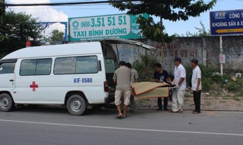 co-gai-mac-ket-duoi-banh-xe-5