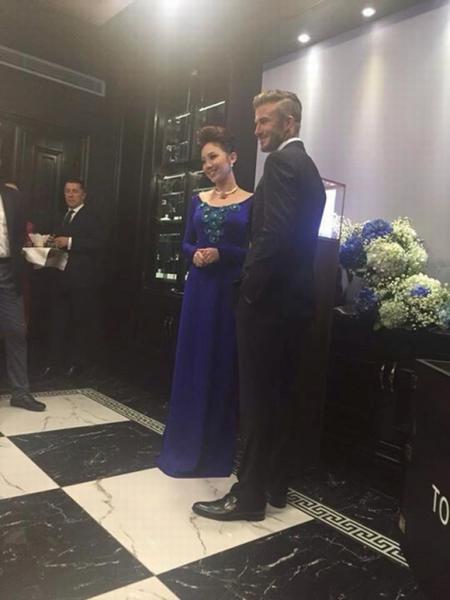 co-gai-ha-noi-chup-anh-voi-beckham-hinh-anh-1ghaw