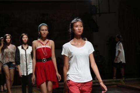 ly-nha-ky-di-dep-tong-chi-dao-lynk-fashion-show13