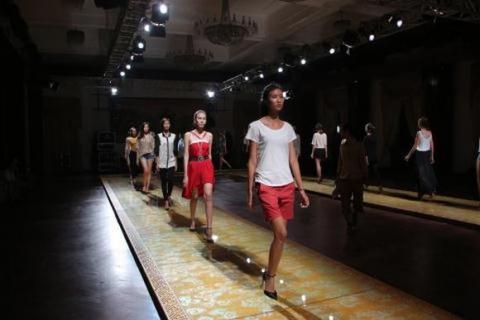 ly-nha-ky-di-dep-tong-chi-dao-lynk-fashion-show14