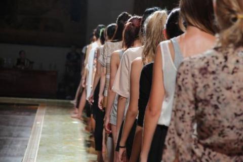 ly-nha-ky-di-dep-tong-chi-dao-lynk-fashion-show15