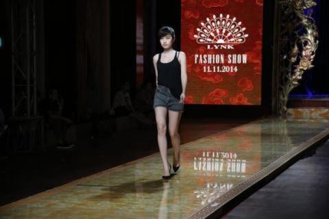 ly-nha-ky-di-dep-tong-chi-dao-lynk-fashion-show9