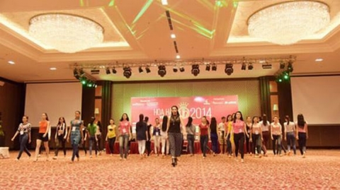 hoa hậu việt nam luyện catwalk