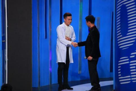 ngo-kien-huy-voi-hai-vai-dien-hai-huoc1