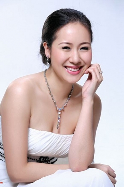 nhung-hoa-hau-bien-mat-khoi-showbiz-viet4