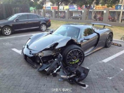 nu-tai-xe-lai-porsche-918-spyder-50-ty-dong-dam-vao-goc-cay-0