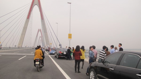Hà Nội: Bát nháo giao thông trên cầu Nhật Tân - 2