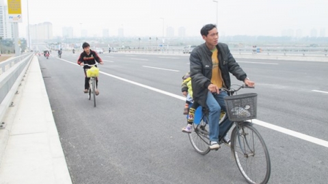 Hà Nội: Bát nháo giao thông trên cầu Nhật Tân - 3