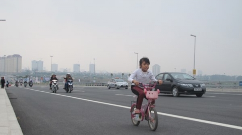 Hà Nội: Bát nháo giao thông trên cầu Nhật Tân - 4