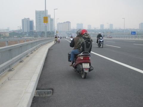 Hà Nội: Bát nháo giao thông trên cầu Nhật Tân - 5