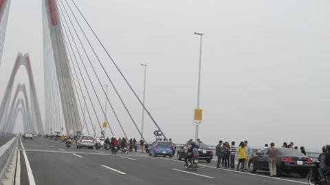 Hà Nội: Bát nháo giao thông trên cầu Nhật Tân - 6
