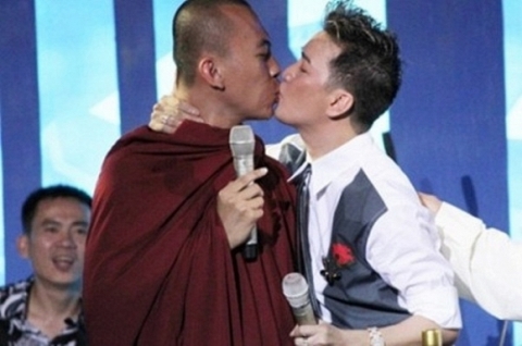 Những nụ hôn gây choáng trên sân khấu nhạc Việt