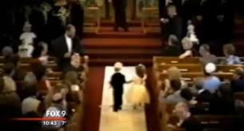Cặp phù dâu, phù rể nhí bất ngờ cưới nhau sau 20 năm