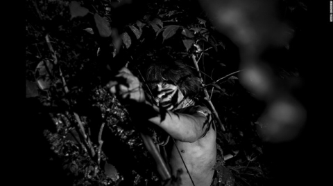 Muturuhum, một thành viên của bộ lạc Awa-Guaja, dùng cung tên để săn bắn trong khu rừng nhiệt đới Amazon, Brazil. (Ảnh: CNN)