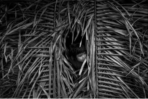 Cuộc sống của những đứa trẻ cũng hoang dại ngay từ bé. (Ảnh: CNN)