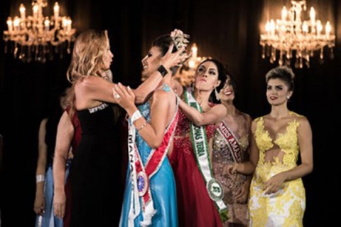Á hậu lao vào cướp và quăng vương miện của Hoa hậu Amazon 2015