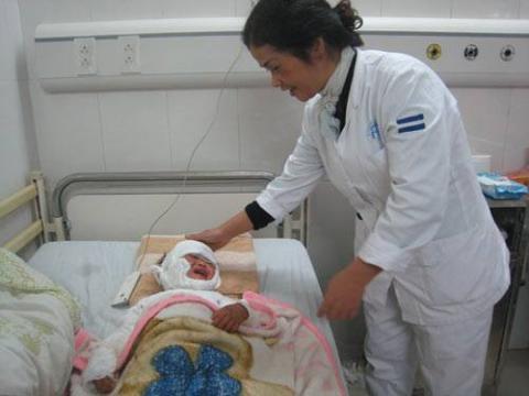 Bé 2 tuổi suýt chết vì đắp lá chữa bỏng - 3