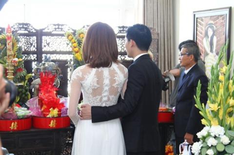 Ngân Khánh “cười tít mắt” bên chồng trong đám hỏi 