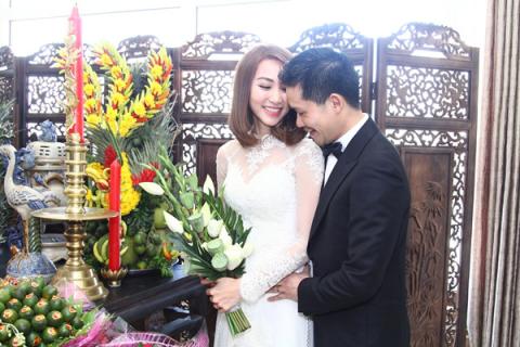 Ngân Khánh “cười tít mắt” bên chồng trong đám hỏi 