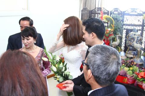 Ngân Khánh “cười tít mắt” bên chồng trong đám hỏi 