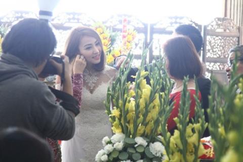 Ngân Khánh “cười tít mắt” bên chồng trong đám hỏi 