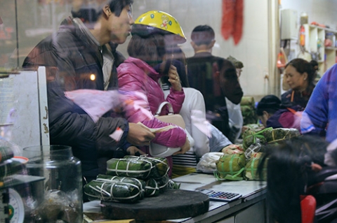 Cuối năm, người dân Thủ đô chen chân mua giò lụa - 10