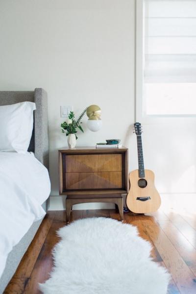 Phòng ngủ tối tăm trở nên thanh lịch, sáng sủa sau cải tạo 1