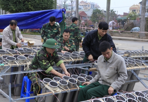 HN: Dàn pháo hoa bãi giữa sông Hồng sẵn sàng chờ giao thừa - 6