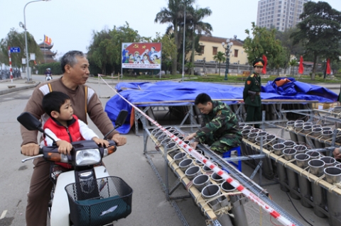 HN: Dàn pháo hoa bãi giữa sông Hồng sẵn sàng chờ giao thừa - 12