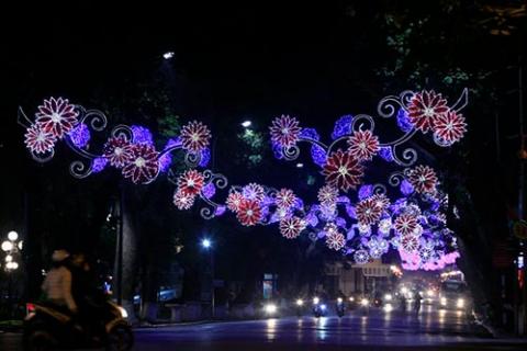 Hà Nội, TPHCM đẹp lung linh trước thời khắc giao thừa - 3