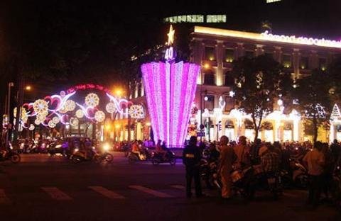 Hà Nội, TPHCM đẹp lung linh trước thời khắc giao thừa - 13