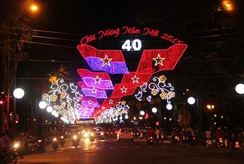 Hà Nội, TPHCM đẹp lung linh trước thời khắc giao thừa - 12