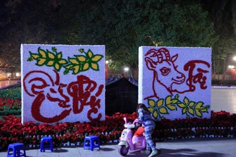 Hà Nội, TPHCM đẹp lung linh trước thời khắc giao thừa - 11