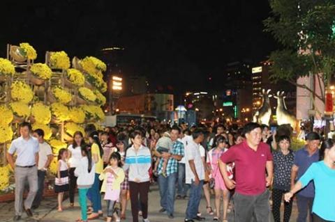 Hà Nội, TPHCM đẹp lung linh trước thời khắc giao thừa - 15