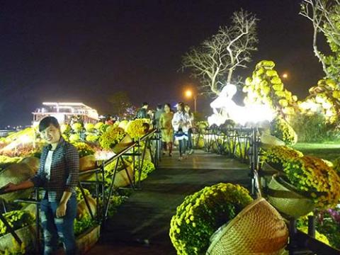 Hà Nội, TPHCM đẹp lung linh trước thời khắc giao thừa - 17