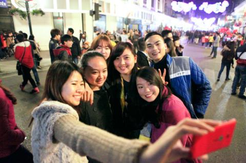 Thiếu nữ Hà thành bán muối lấy lộc đầu năm - 6