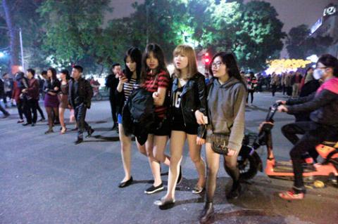 Thiếu nữ Hà thành bán muối lấy lộc đầu năm - 3