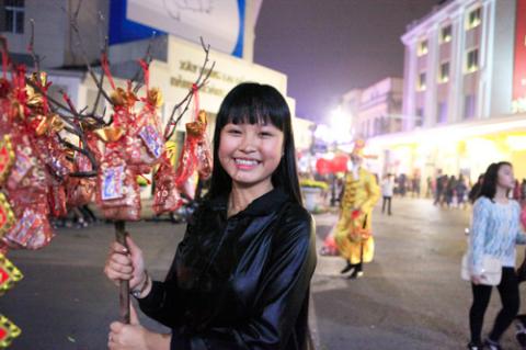 Thiếu nữ Hà thành bán muối lấy lộc đầu năm - 1