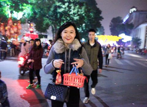 Thiếu nữ Hà thành bán muối lấy lộc đầu năm - 2