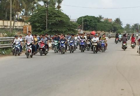 “Quái xế” quậy tưng làng quê ngày đầu năm - 2