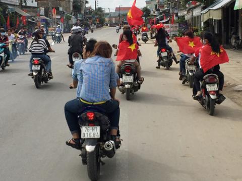 “Quái xế” quậy tưng làng quê ngày đầu năm - 4