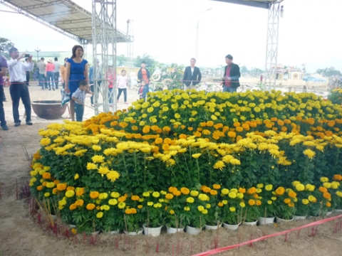 Ngày đầu năm, mộ ông Nguyễn Bá Thanh phủ đầy hoa - 4